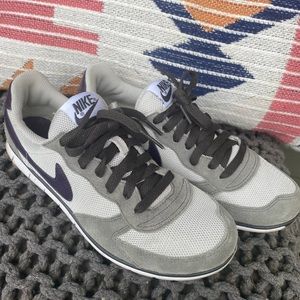 EUC 7 NIKE SOFT FLEXIBLE SOLE EASY WEAR SNEAKERS